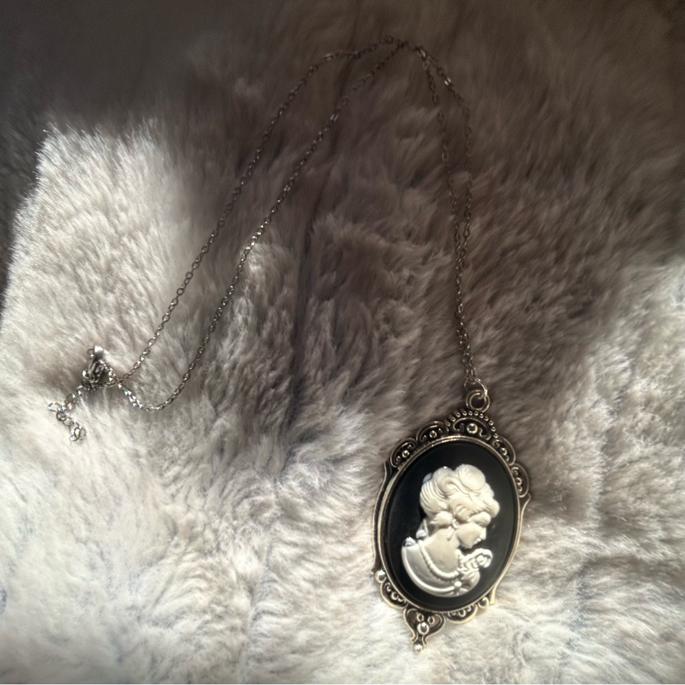 Handcrafted black and white Victorian lady cameo pendant on chain necklace - Picture 5 of 7